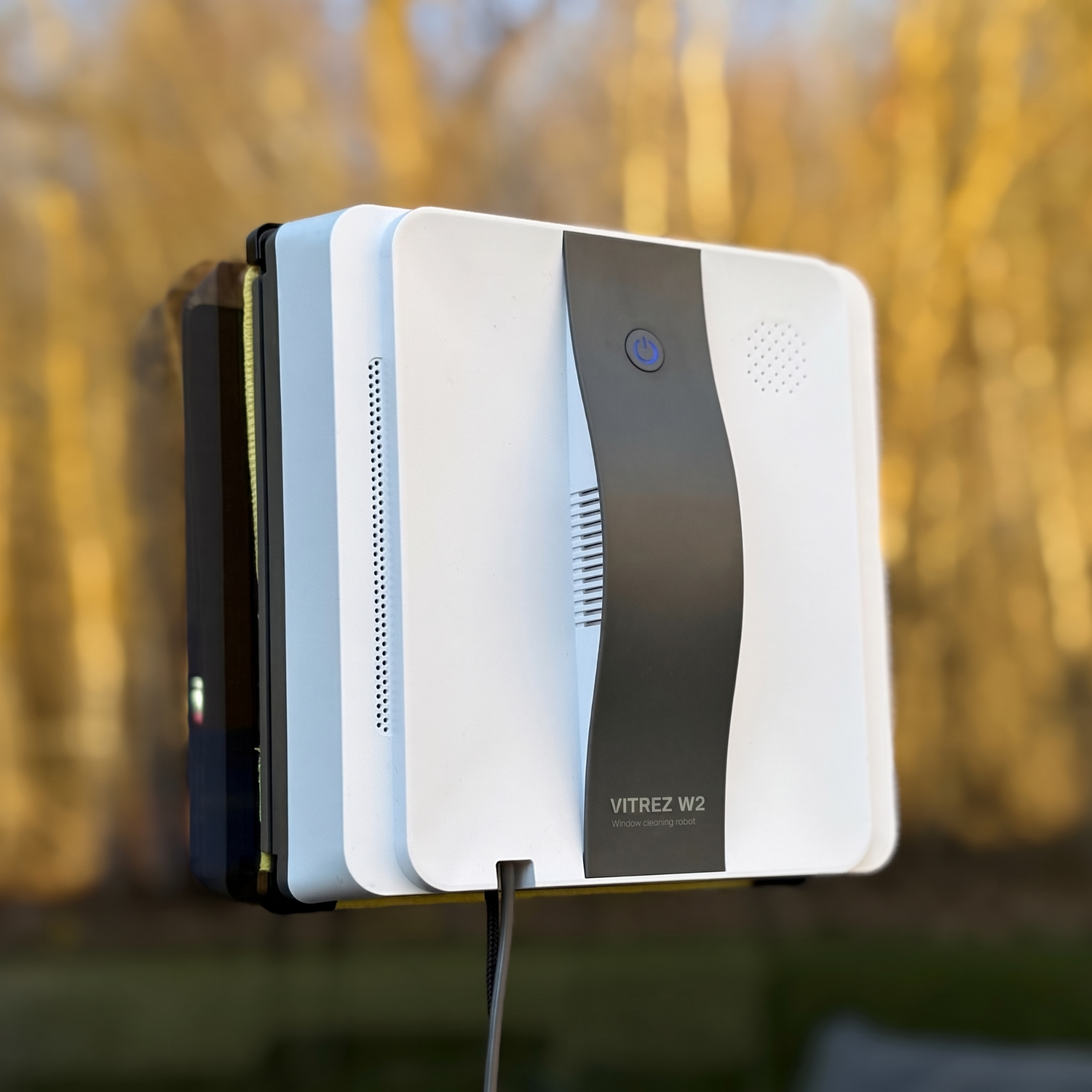 Vitrez W2 PRO a limpar uma janela pelo exterior